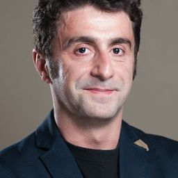 Özer Arslan 飾演 Airport Manager