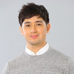 Bryan Santos - 愛上刁蠻美少女演員 飾演John