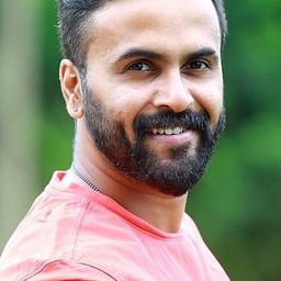 Sanju Sivaram 飾演 Koshy