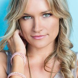 Kym Jackson 飾演 Aurora