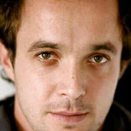 Antoine Oppenheim 飾演 Binnet