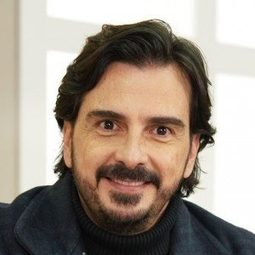 Carlos Camacho - Secreto de Confesión演員 飾演Santiago Sánchez Vega