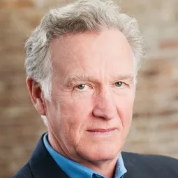 Tom Butler 飾演 Charles Baldwin