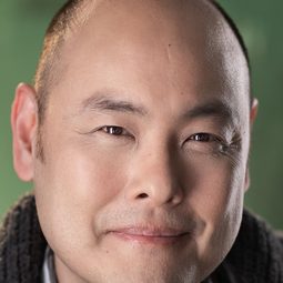 Jeffrey Sun 飾演 Prosecutor Macias