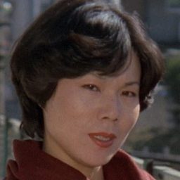 杉佳代子 飾演 Tae Okada - Mikiko's mother