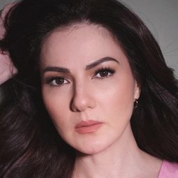 卡蜜娜·維利阿羅爾 飾演 Grace Salazar