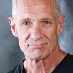 Matt Riedy 飾演 Sgt. Tisbert