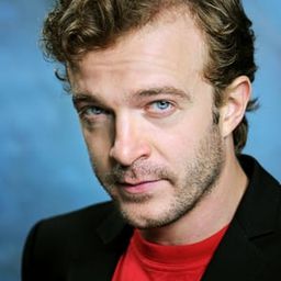 Alex Cendron 飾演 Fratta