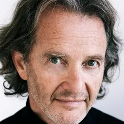 安東·雷瑟 飾演 Bertrand