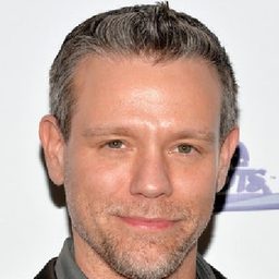 亞當·帕斯卡爾 飾演 Frederic Trumper