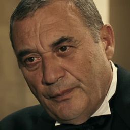 Constantin Alexandrov 飾演 Claude Van Veeten