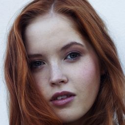 艾麗·班柏 飾演 Mary