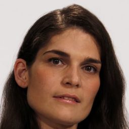 Tania Lamata 飾演 Asistente Funeral