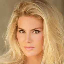 Kelly Greyson - 橄欖球傳奇演員 飾演Shelia