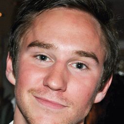 Jonas Bane 飾演 Bill