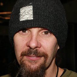 Robbie Merrill 飾演 Self (Godsmack)