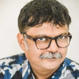 阿圖爾·斯里瓦斯塔娃 飾演 Badriprasad Shukla
