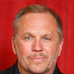 Dean Andrews 飾演 Clive