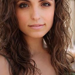 Candice Nunes 飾演 Candice