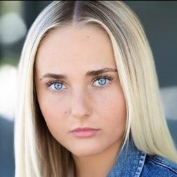 Caroline Labrum - 捉魂鏡演員 飾演Young Beth