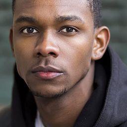 Myles Evans 飾演 Townes