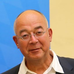 Alexander Duda 飾演 Reporter