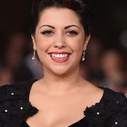 Letizia Ciampa 飾演 Angela