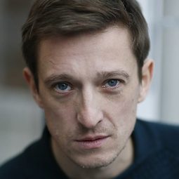 Maxence Dinant 飾演 Father Mathieu