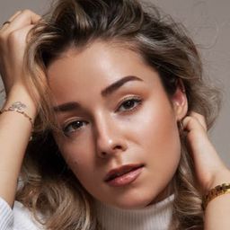 Samia Hofmann 飾演 Sergeant Havlicek