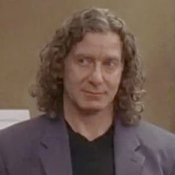 Stuart Paul 飾演 Shadow