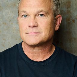 Brett Baker 飾演 Gavin