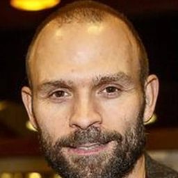 Rúnar Freyr Gíslason 飾演 Árni Jónsson