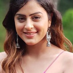 Yamini Singh 飾演 Janaki Bua