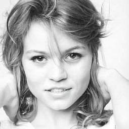 Holly Goss 飾演 Holly King