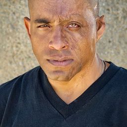 E.R. Ruiz 飾演 Spanx