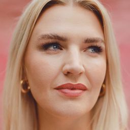 Rebecca Lucy Taylor 飾演 Self