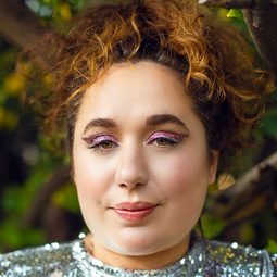 Liza Treyger - 古德里奇演員 飾演Comedian