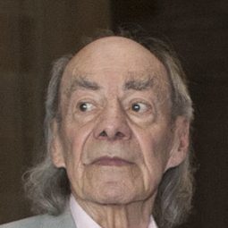 Manuel 'Loco' Valdés - Muñecas de medianoche演員 飾演Don Prudencio