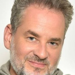 丹·史圖爾巴赫 飾演 Marcos