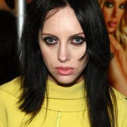 Roxy Saint 飾演 Gemini