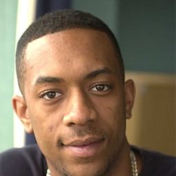 Leon Black 飾演 Officer Darnell