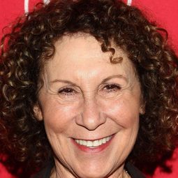 雷亞·帕爾曼 飾演 Esther