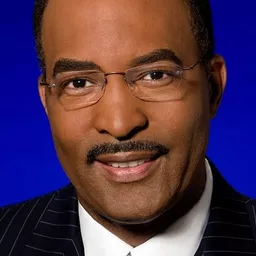 Ukee Washington 飾演 News Anchor