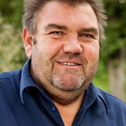 Peter Rappenglück - 極權歌星演員 飾演Hamacher