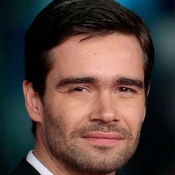 Pyotr Fyodorov 飾演 Anton Batkin