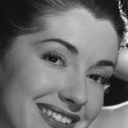 Danielle Dumont 飾演 Hortense Josserand, the eldest daughter