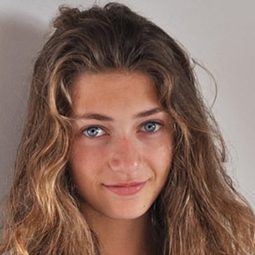 露娜·阿格拉 飾演 Léopoldine