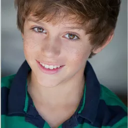 Carter Cabassa 飾演 Son on Plane