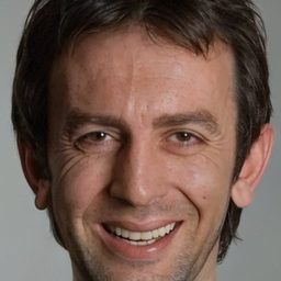 Sedat Kalkavan 飾演 Sarhoş Adam