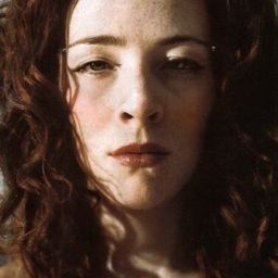 Melissa Auf der Maur 飾演 Alice Longfellow